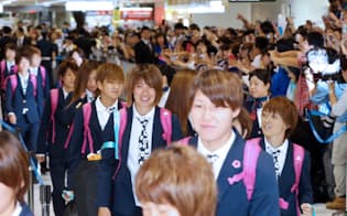 大勢のファンに迎えられ、成田空港に到着したサッカー女子日本代表の選手ら（7日）