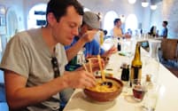 米シカゴで箸とレンゲを使ってラーメンを食べる客