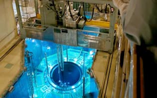 川内原発1号機の原子炉に燃料を搬入する作業（7月、鹿児島県薩摩川内市）