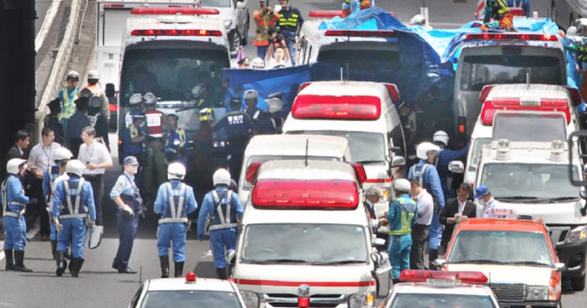 首都高で4台絡む事故 護送車の容疑者ら19人けが 日本経済新聞 首都高で4台絡む事故 護送車の容疑者ら19人けが 日本経済新聞