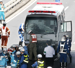 首都高で4台絡む事故 護送車の容疑者ら19人けが 日本経済新聞