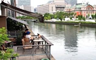 規制緩和により河川敷を利用した出店が増えている（大阪市の土佐堀川沿いにある「北浜テラス」）