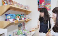東京おもちゃショーの少女漫画雑誌コーナーで盛り上がる女性客（東京ビッグサイト）