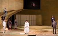 蝶々さん役のソプラノの横山恵子（中）が登場して階段から下りてきた第1幕の場面（7月10日、東京都渋谷区の新国立劇場）=撮影　寺司　正彦、提供　新国立劇場