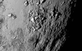 冥王星の表面には氷でできた山脈が連なり、クレーターが見られない（NASA/JHU APL/SwRI）