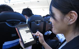 機内Wi-Fiサービスを使うと、地上にいるのと同じようにパソコンやタブレットを活用できる