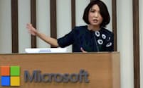 「Windows10」を説明する三上氏（14日、東京・港南の日本マイクロソフト本社）