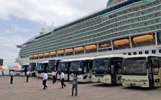 中国人観光客約3400人の上陸に備え、岸壁にはバス90台が待機した（22日、鳥取県境港市）