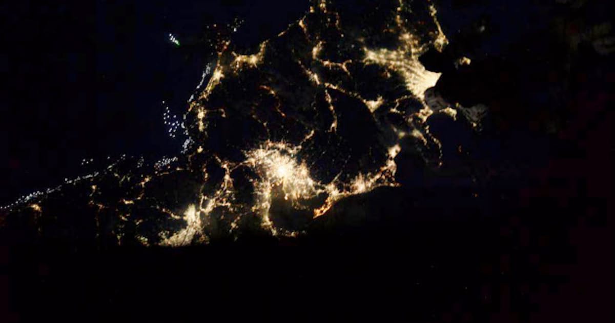 油井さん 日本の夜景 なんと美しい 宇宙から撮影 日本経済新聞 油井さん 日本の夜景 なんと美しい 宇宙から撮影 日本経済新聞