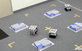 プリファード・ネットワークスの実機デモ。深層学習の機能を持つ複数のロボットをコース内で走らせる。始めはロボット同士がぶつかってしまうが、学習が深まるにつれて、お互いをよけながらスムーズに走行できるようになる。