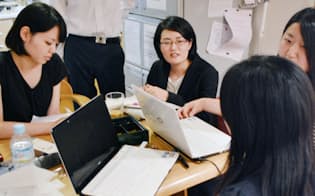 就活シェアハウスで面接のアドバイスをし合う学生ら（東京都中野区）