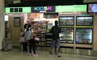 「ニューデイズ　キヨスク」は売店「キヨスク」より品ぞろえを2割増やした（JR新橋駅）