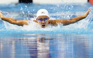 水泳の世界選手権、女子200メートル個人メドレーで日本新をたたき出し、銀メダルを獲得した渡部香生子のバタフライ（3日、ロシア・カザニ）=共同