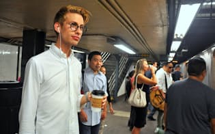 米国では通勤中にポッドキャストを聴く人が増えている（米ニューヨーク市）