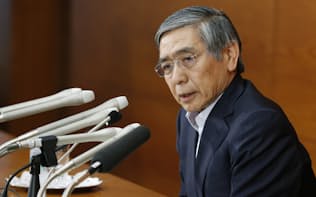 記者会見する日銀の黒田総裁