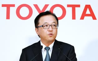決算発表するトヨタ自動車の大竹常務（4日午後、東京都文京区）
