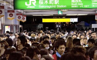 JR京浜東北線の架線切れで、運転見合わせとなり混雑するJR桜木町駅（4日午後9時24分、横浜市中区）=共同