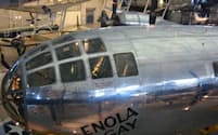 修復され、スミソニアン航空宇宙博物館新館に展示されているB29「エノラ・ゲイ」の機体（2009年撮影、米ワシントン郊外、バージニア州）