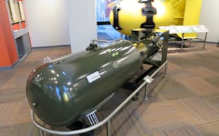 広島型=手前=と長崎型の原爆の複製を展示する米ブラッドベリー科学博物館（ニューメキシコ州）