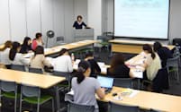 管理職を目指す若い女性社員向けにエン・ジャパンが開いた研修（7月、東京都新宿区）
