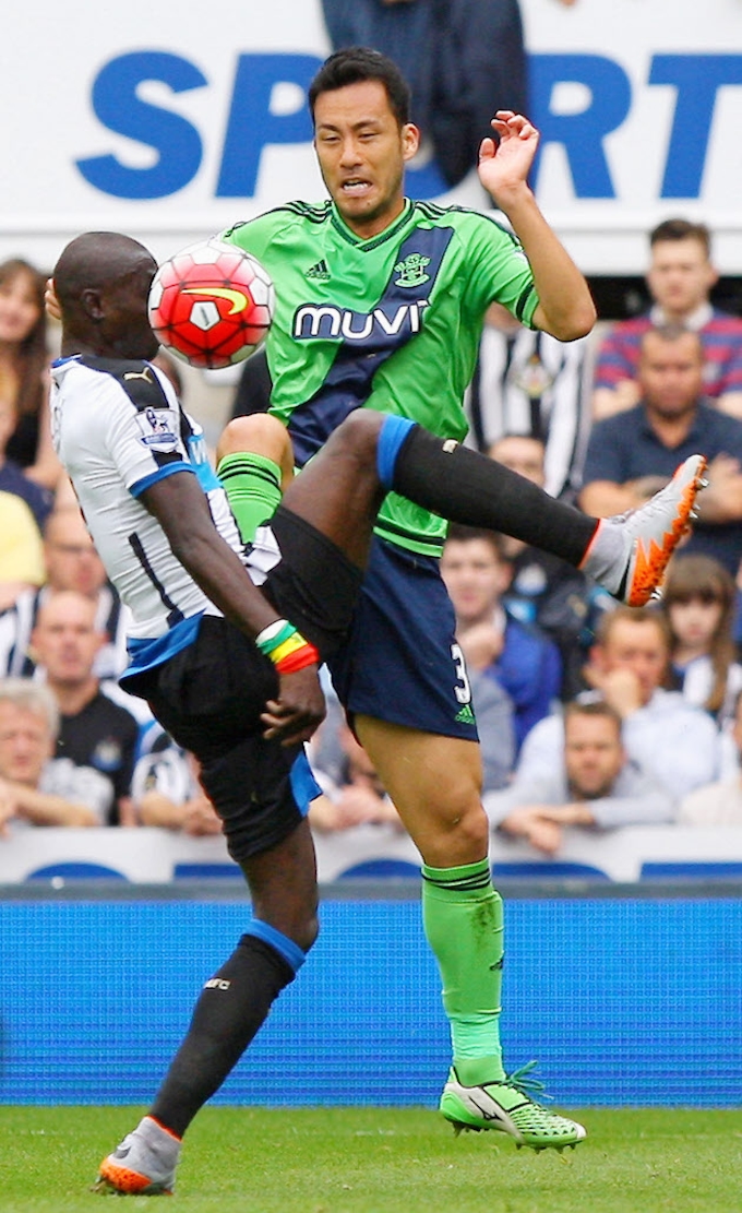 吉田が初戦フル出場 チームは分ける 英プレミアリーグ 日本経済新聞