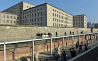 「ベルリンの壁」から顔を出すのがドイツ連邦財務省