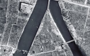 1945年9月7日撮影。広島爆心地の拡大写真。相生橋の上には人の姿が確認できる（日本地図センター提供）