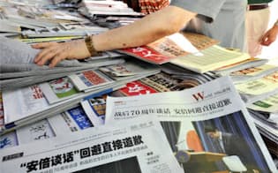 安倍首相の戦後70年談話を報じる中国各紙（15日、北京）=共同