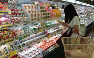 スーパーの店頭には常時20種類以上が並ぶ（吹田市の関西スーパーマーケット江坂店）