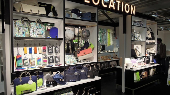 500店閉鎖 ワールド 惰性のツケ 日本経済新聞 500店閉鎖 ワールド 惰性のツケ 日本経済新聞