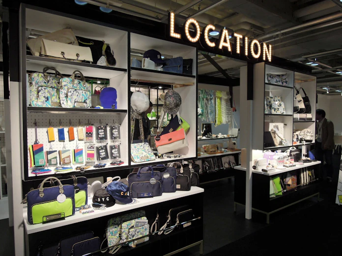 500店閉鎖 ワールド 惰性のツケ 日本経済新聞 500店閉鎖 ワールド 惰性のツケ 日本経済新聞