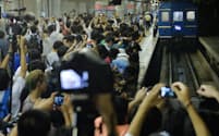 大勢のファンが見守る中、ホームに到着した札幌行きの寝台特急「北斗星」の下り最終列車（21日午後、JR上野駅）
