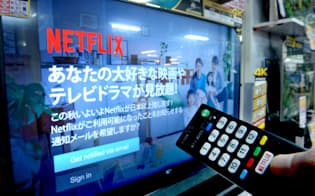 ネットフリックス対応テレビが店頭に並ぶなど9月のサービス開始を前に日本企業の動きが活発だ（東京都千代田区のビックカメラ有楽町店）