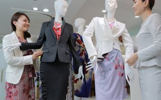 華やかなプリント柄とジャケットの組み合わせが人気（東京都中央区のケイミー）