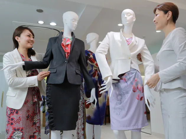 スーツ ワンピースに新風 女性管理職の仕事着 Nikkei Style スーツ ワンピースに新風 女性管理職の仕事着 Nikkei Style