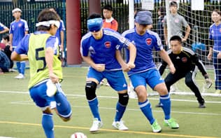 練習するブラインドサッカー日本代表のメンバー（東京都渋谷区）