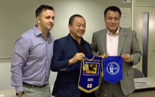 右から日本サッカー協会の田嶋副会長、グアムサッカー協会のライ会長、グアム代表のホワイト監督
