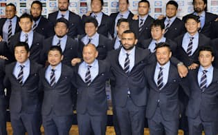 ラグビーW杯の日本代表に選ばれ、記念撮影するリーチ主将（前列右から3人目）ら。左隣はジョーンズHC（31日、東京都内のホテル）=共同