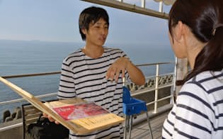 淡路島のカフェ「ミエレ」でスタッフに指示を与える登坂さん