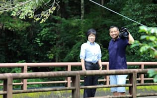 和歌山県田辺市龍神村に移住した中島英介さん（右）と原さださん（左）