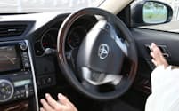 トヨタ自動車は人工知能を活用し、運転支援などの研究を加速する。自動で車庫入れするトヨタのインテリジェントパーキングアシスト