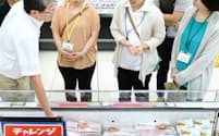 日本女子大主催の体験型プログラムで売り場を見学する参加者（東京都練馬区のリヴィン光が丘店）