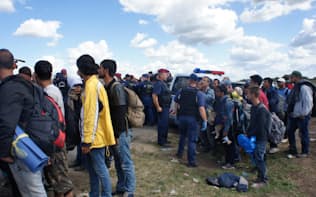 ルスケの受け入れ施設入り口で警察と対峙する難民たち