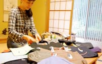 デニムなどの生地で子供用バッグを作る佐久間美弥子さん