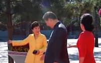 端門前で習主席と握手した朴大統領は不可解な行動をとった（3日の国営中央テレビの映像から）