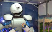 上海ロボットセンターではルービックキューブをするロボットを置くなど、顧客にロボットに親しんでもらうことを重視している