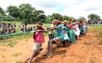 運動会で綱引きをするマラウイの子供たち（青年海外協力協会提供）