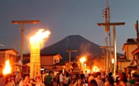 吉田の火祭りは山じまいとして400年以上の歴史がある（ふじよしだ観光振興サービス提供）