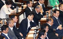 中谷防衛相の問責決議案についての討論が行われた参院本会議で疲れた表情を浮かべる議員（18日午前1時18分）
