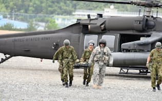 2015年6月、日米の離島統合防災訓練=防衛省提供